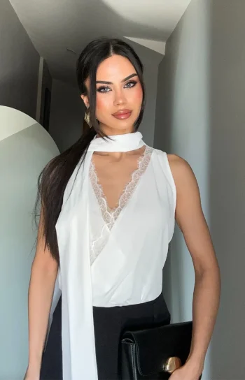 Boyundan Bağlamalı Dantel Detaylı Saten Bluz Krem