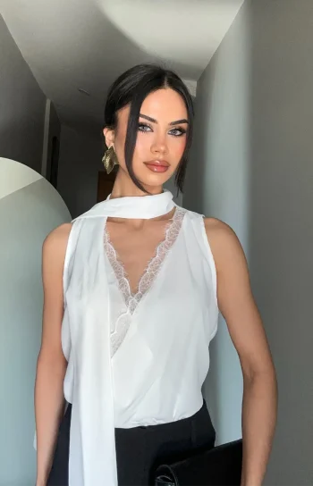 Boyundan Bağlamalı Dantel Detaylı Saten Bluz Krem