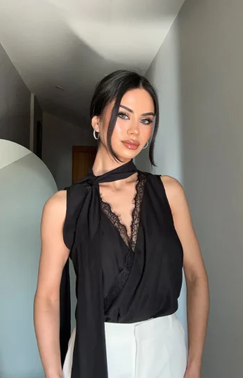 Boyundan Bağlamalı Dantel Detaylı Saten Bluz Siyah