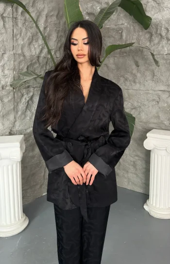 Siyah Jakar Desenli Kuşaklı Saten Ceket & Pantolon Takımı