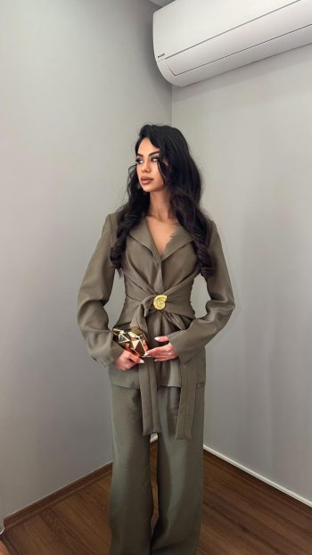 haki-belden-baglamali-ceket-bluz-toka-detayli